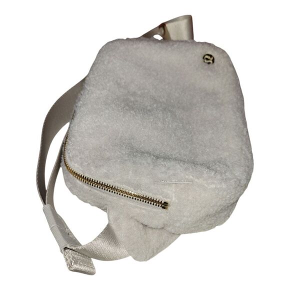 LULULEMON NWT WHITE OPAL/GOLD HARDWARE FLEECE EVERYWHERE BELT BAG LARGE 2L - Picture 3 of 14